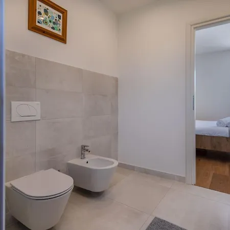 Sarah, Mediterranean Elegance Minutes From The Casa vacanze *