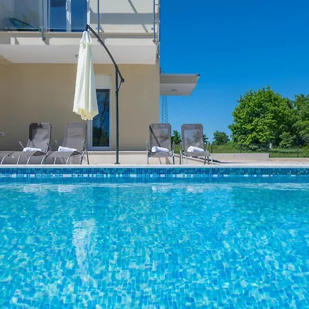 Sarah, Mediterranean Elegance Minutes From The Vakantiehuis *