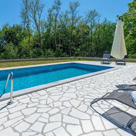 Sarah, Mediterranean Elegance Minutes From The Vakantiehuis