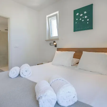 Sarah, Mediterranean Elegance Minutes From The Veligolji