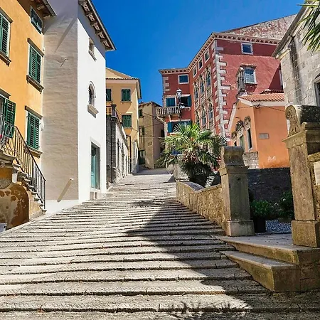 بيت للعطل Sarah, Mediterranean Elegance Minutes From The Veligolji