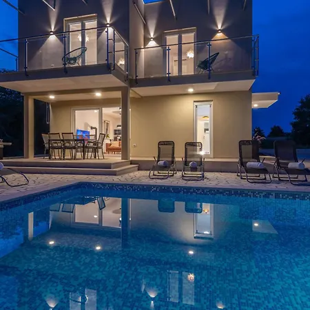 Vakantiehuis Sarah, Mediterranean Elegance Minutes From The