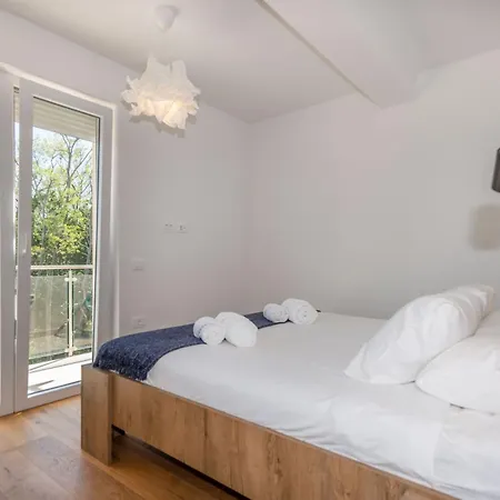 Sarah, Mediterranean Elegance Minutes From The بيت للعطل Veligolji