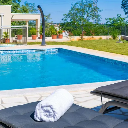 Sarah, Mediterranean Elegance Minutes From The بيت للعطل *