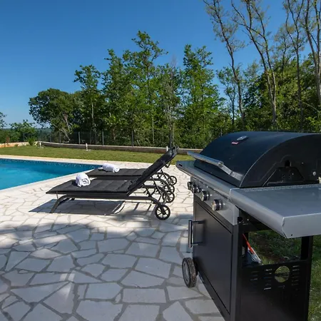 Sarah, Mediterranean Elegance Minutes From The Veligolji