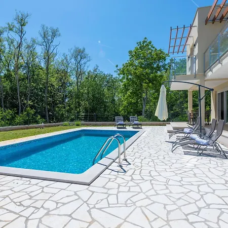 Sarah, Mediterranean Elegance Minutes From The *